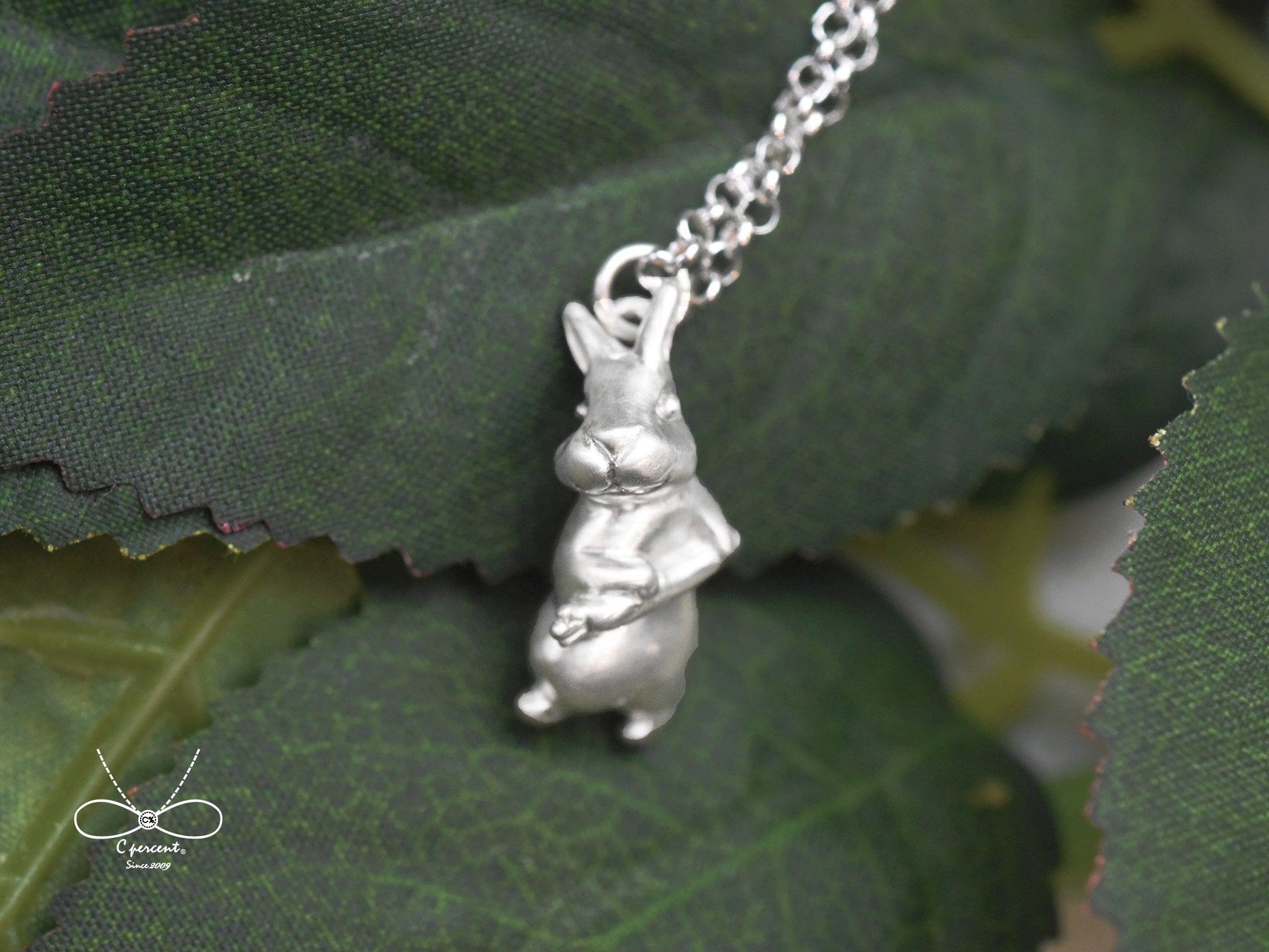 偷搬紅蘿蔔的兔子 | 純銀項鍊 細項鍊 森林系 立體動物 手工銀飾 - 飾品圖片第3張